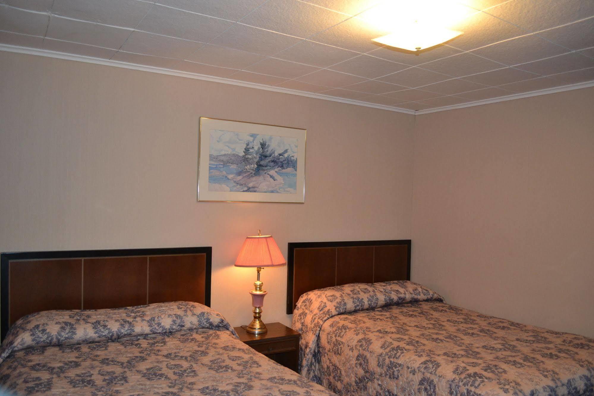 Shamrock Motel Midland Extérieur photo